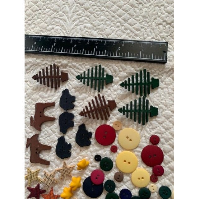 193 Woodland sewing craft plastic button set #8