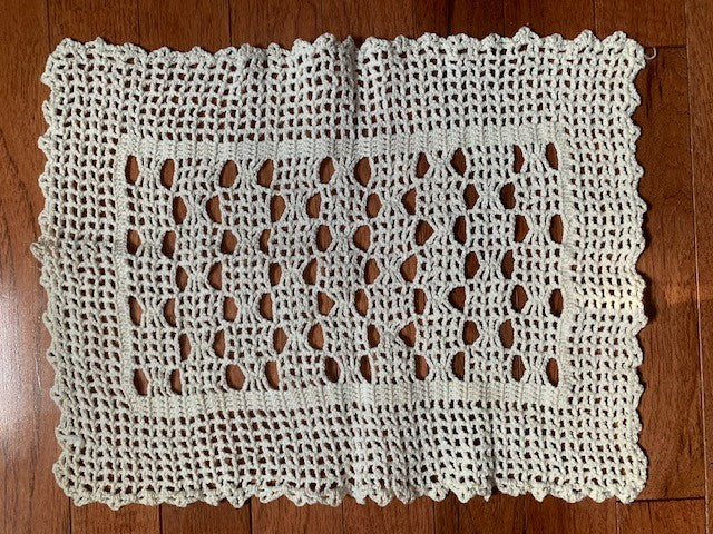 Vintage crocheted doily #18c