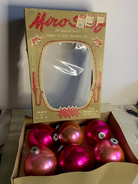 Vintage Delta Miro Star Pink ornaments set with box