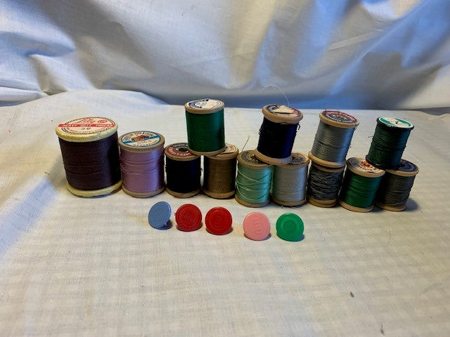 Vintage Wood sewing thread spools and Dritz caps set #22