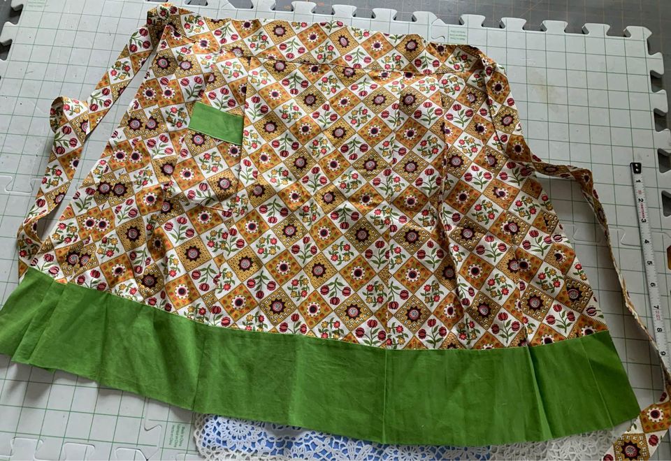 Vintage 1960 Flower with Green Trim Apron