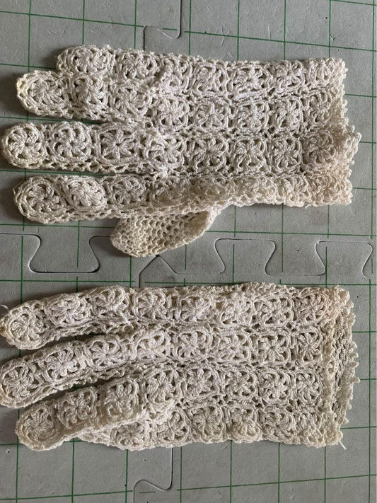 Vintage Ladies Hand Crocheted Gloves