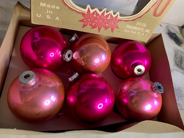 Vintage Delta Miro Star Pink ornaments set with box