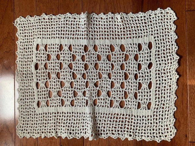 Vintage crocheted doily #18c