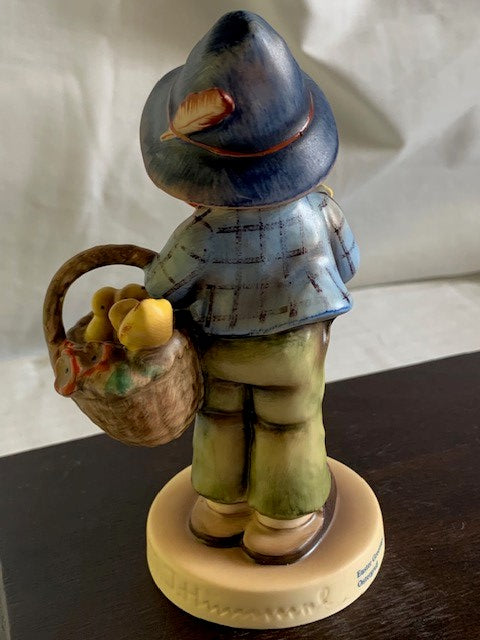 Hummel Easter Greetings figure 373 5.25"