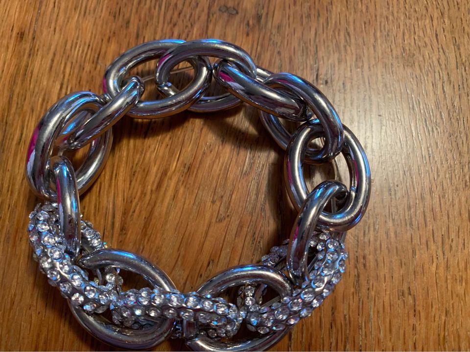 Chain bracelet with crystals