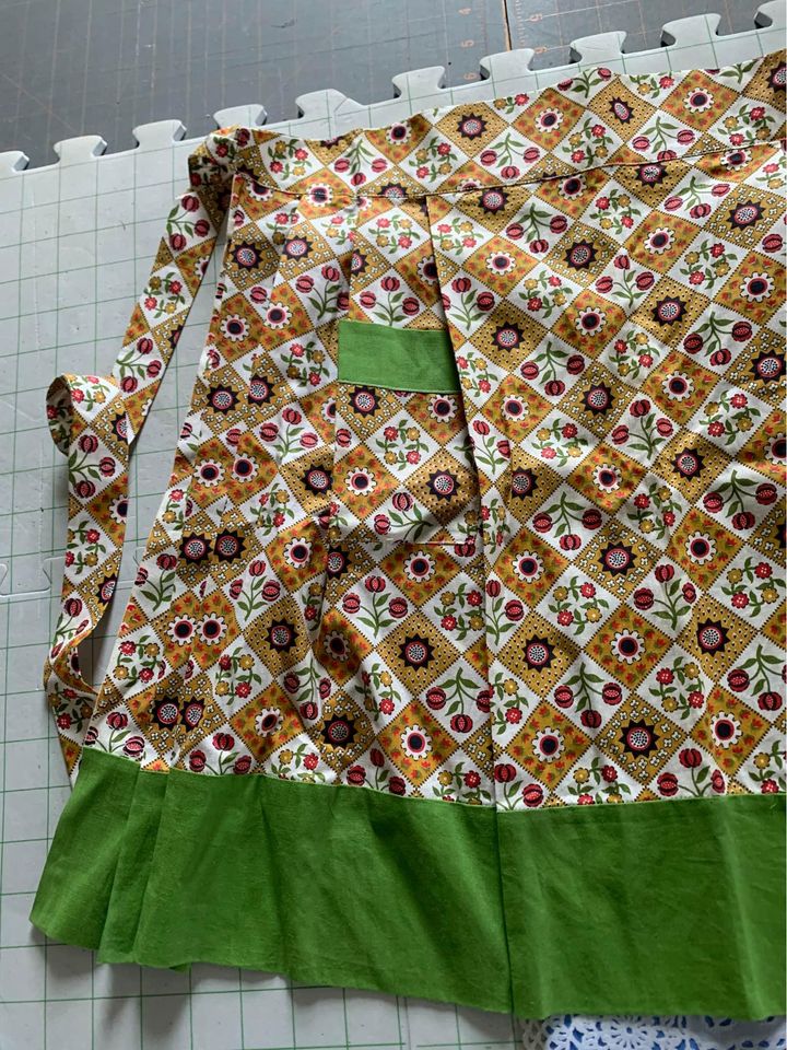 Vintage 1960 Flower with Green Trim Apron