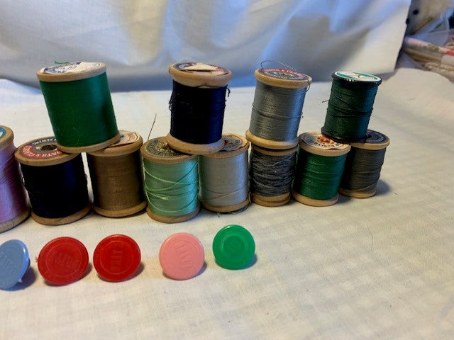 Vintage Wood sewing thread spools and Dritz caps set #22