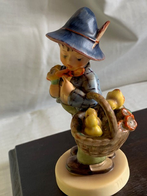 Hummel Easter Greetings figure 373 5.25"