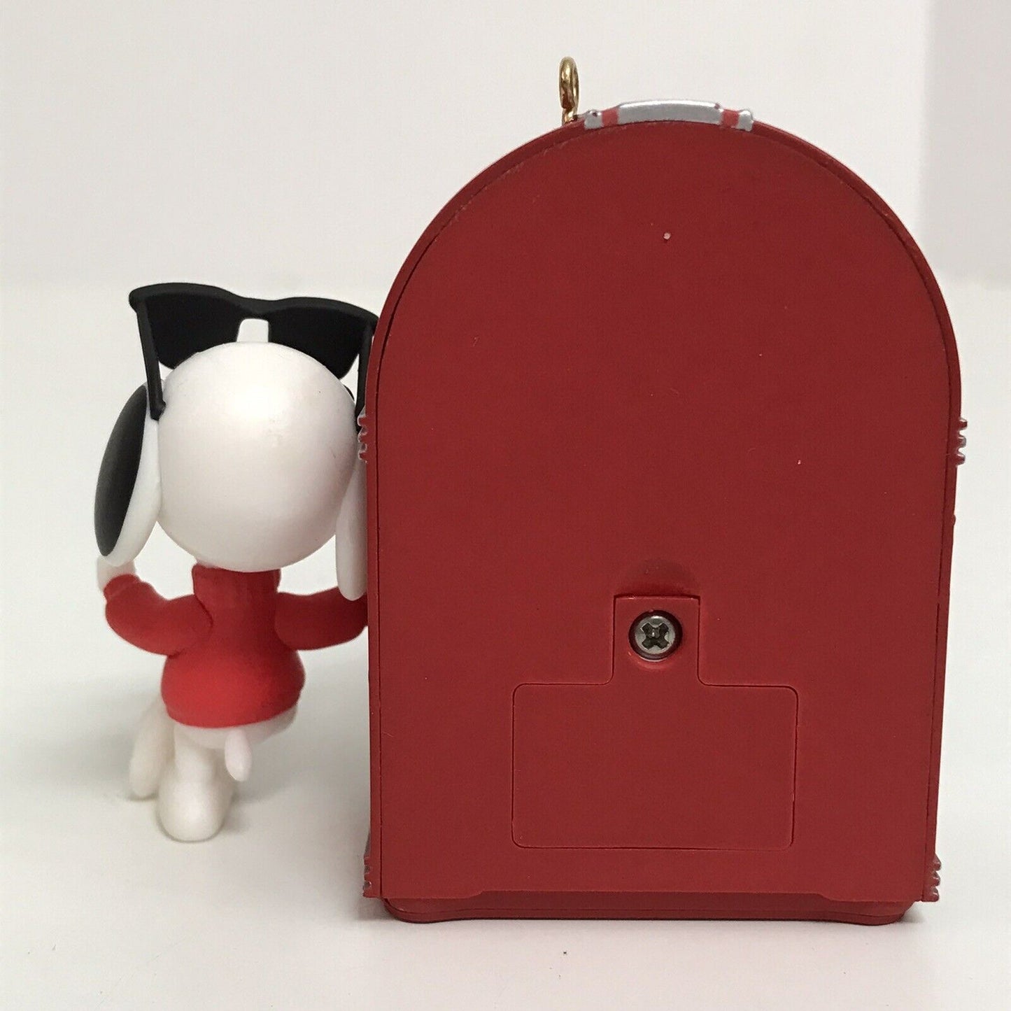 Hallmark MAGIC Keepsake Snoopy Ornament “Joe Cool Rocks!” The Peanuts Gang with box