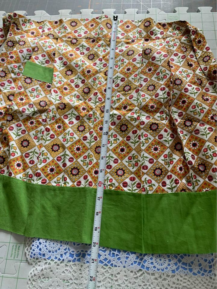 Vintage 1960 Flower with Green Trim Apron