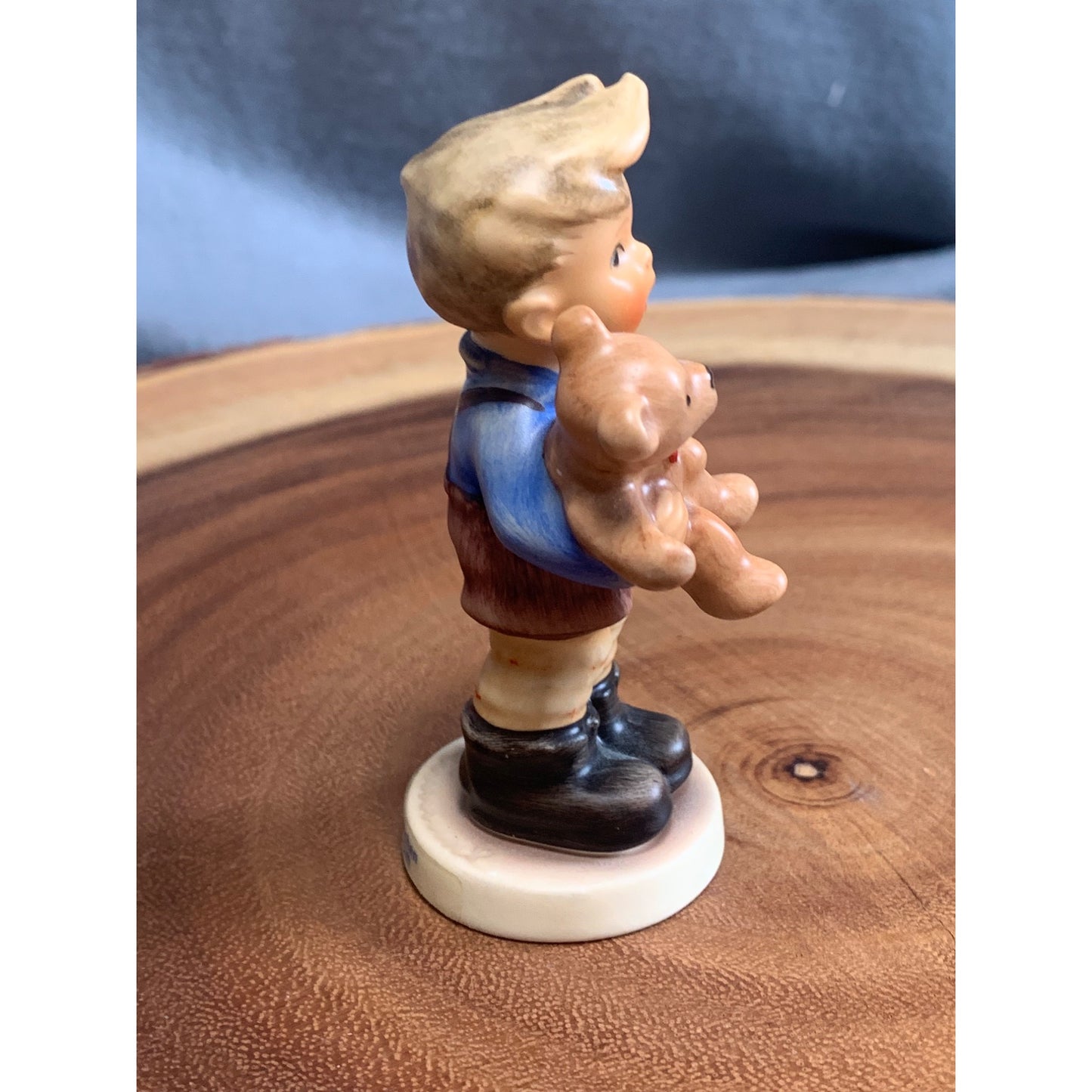 M.J. Hummel Christmas Gift #2074/A Figurine 3.5" Germany 1999 Goebel