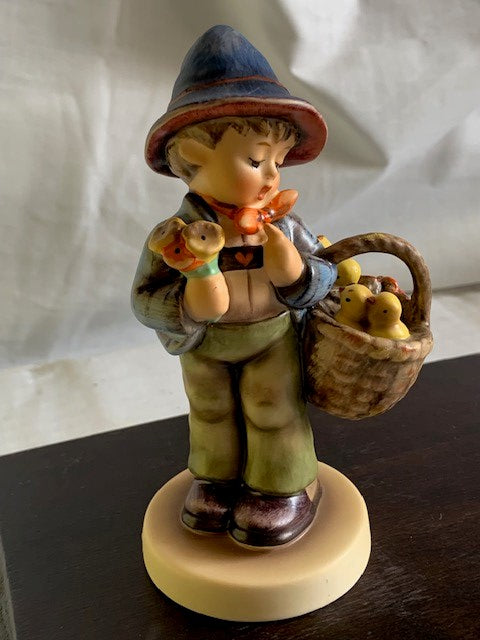 Hummel Easter Greetings figure 373 5.25"